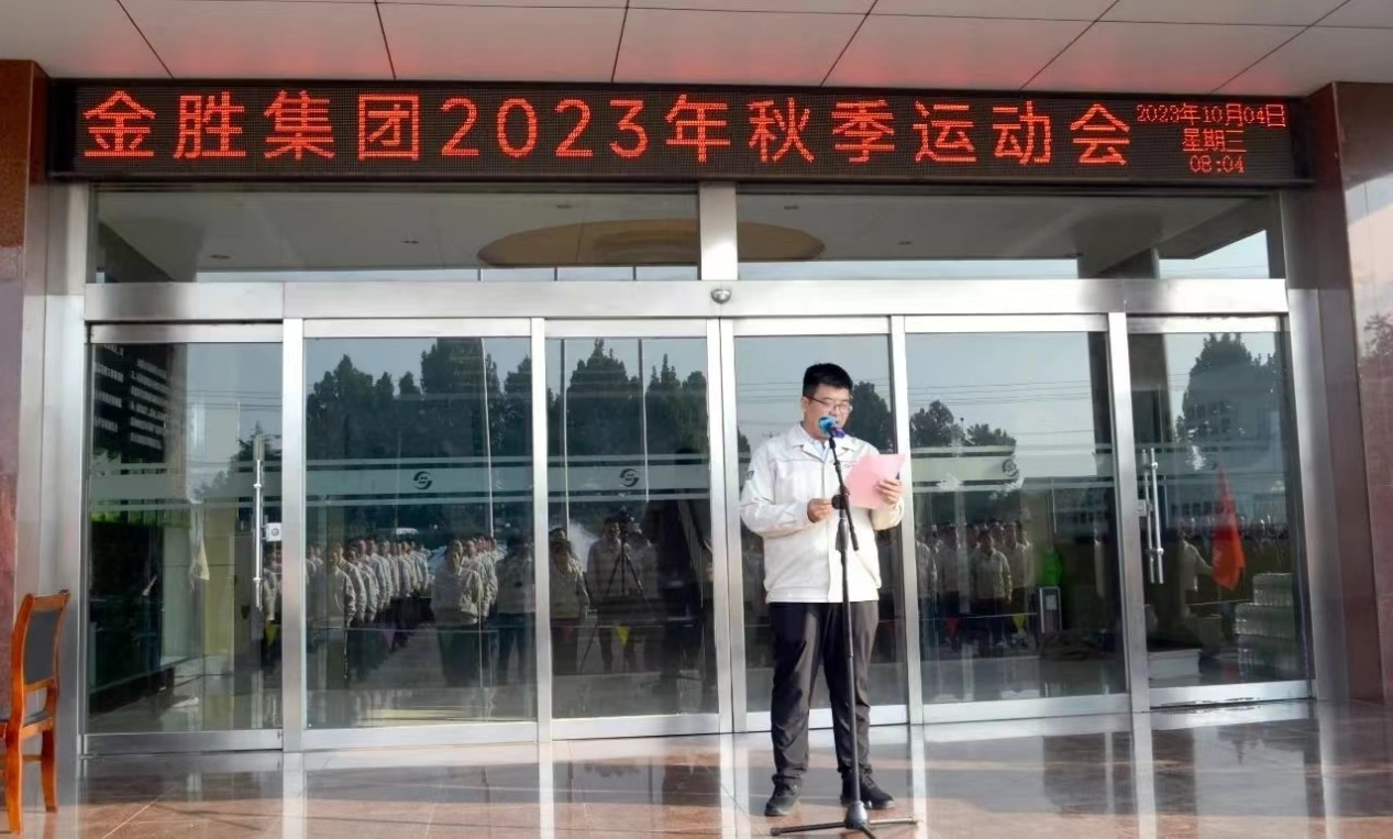 賽前，四支參賽隊(duì)伍兩兩一組進(jìn)行了拉歌比賽，激情2.png