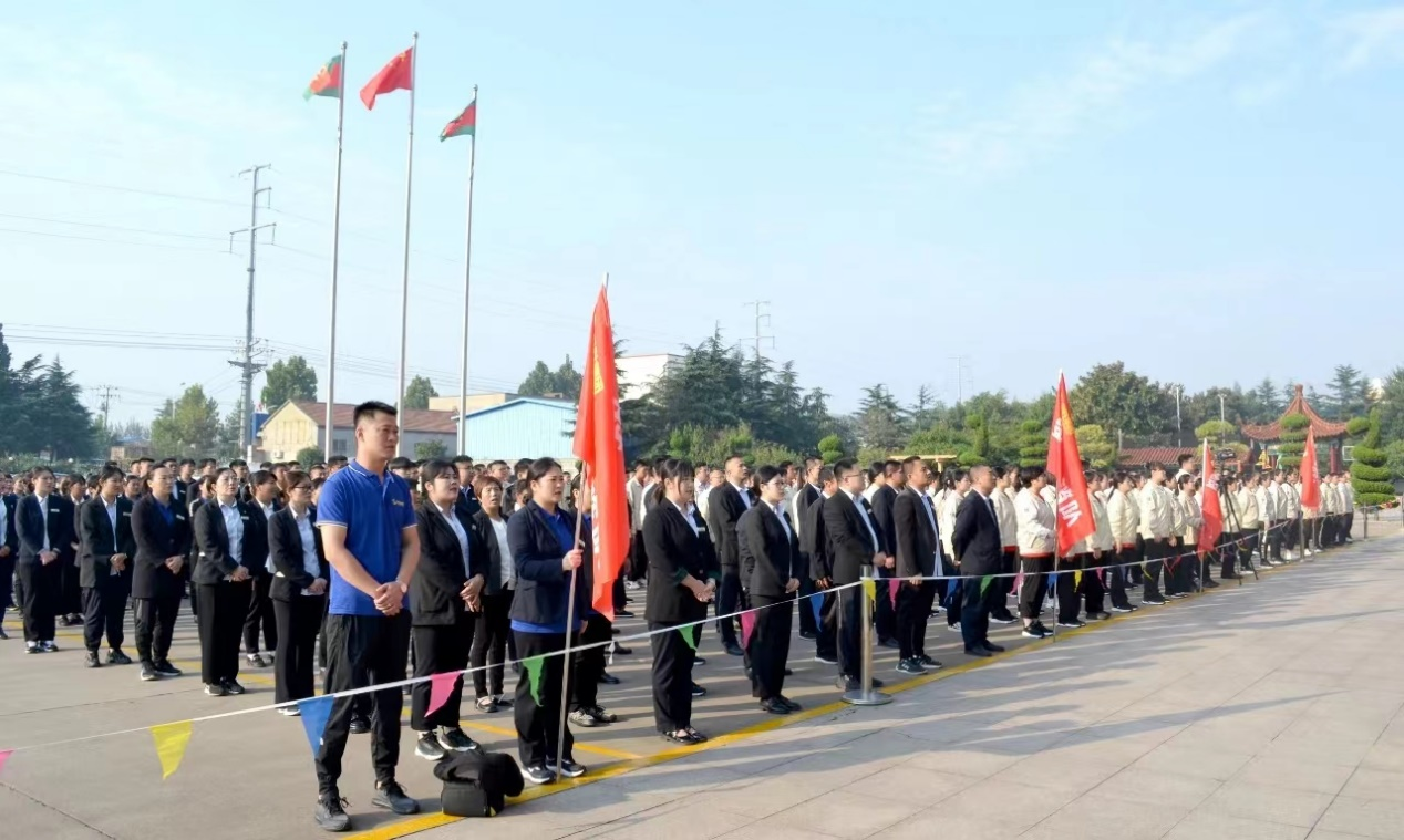 賽前，四支參賽隊(duì)伍兩兩一組進(jìn)行了拉歌比賽，激情1.png